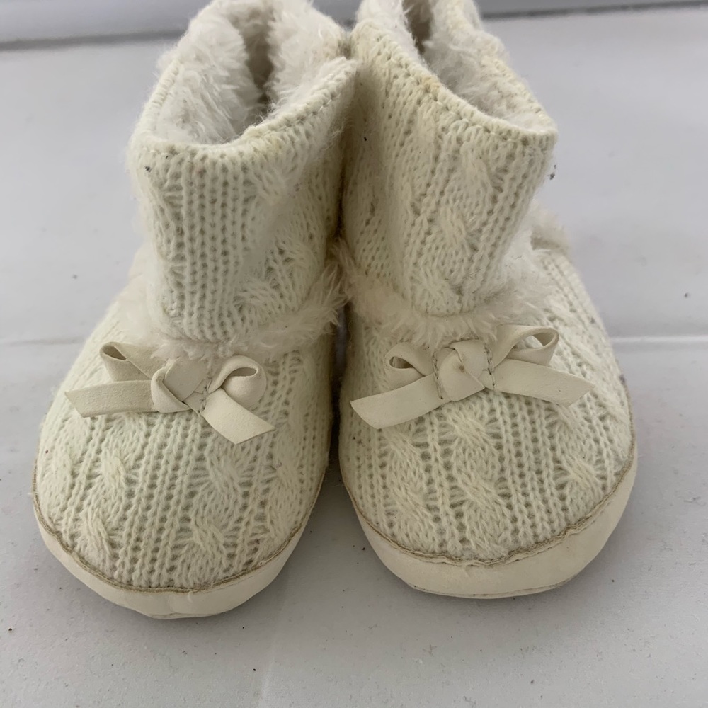 . Infant Knit/ Fur Booties